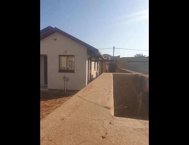 2 BEDROOM HOUSE FOR SALE IN MAHUBE VALLEY